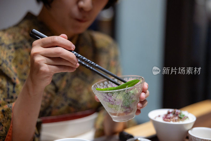 身穿和服/袴服的年轻女子在日本餐厅吃午餐的特写